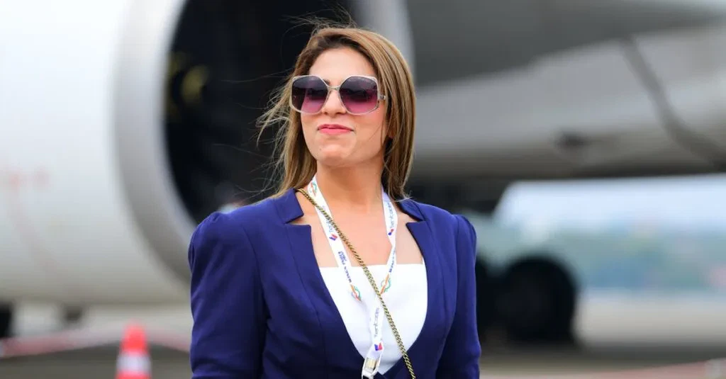 Jetblack: Bus From Grand Central To Newark Airport – Everything You Need To Know Is Right Here 1 April 15, 2026 Stylish Businesswoman Standing Confidently In Front Of An Airplane At An Airport, Exuding Professionalism.