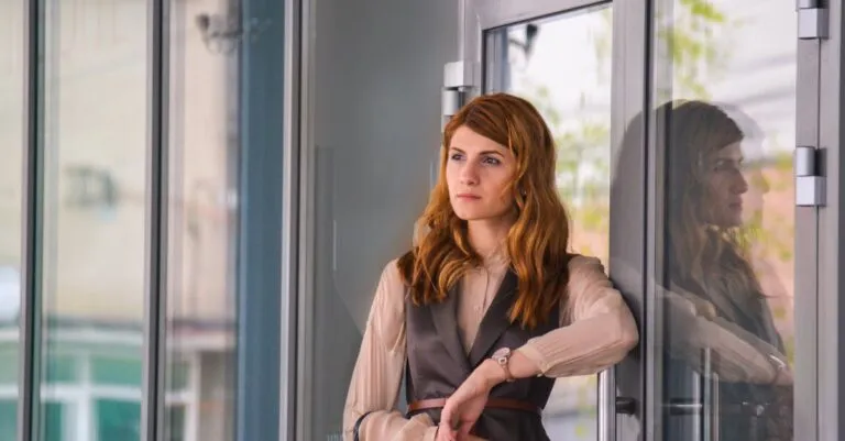 New York Blogs | Articles | News | Tips &Amp; Tricks | Video | Faq | Information | Infograph. 5 June 11, 2026 Stylish Woman In Urban Environment Standing By A Glass Door, Reflecting Thoughtful Mood.