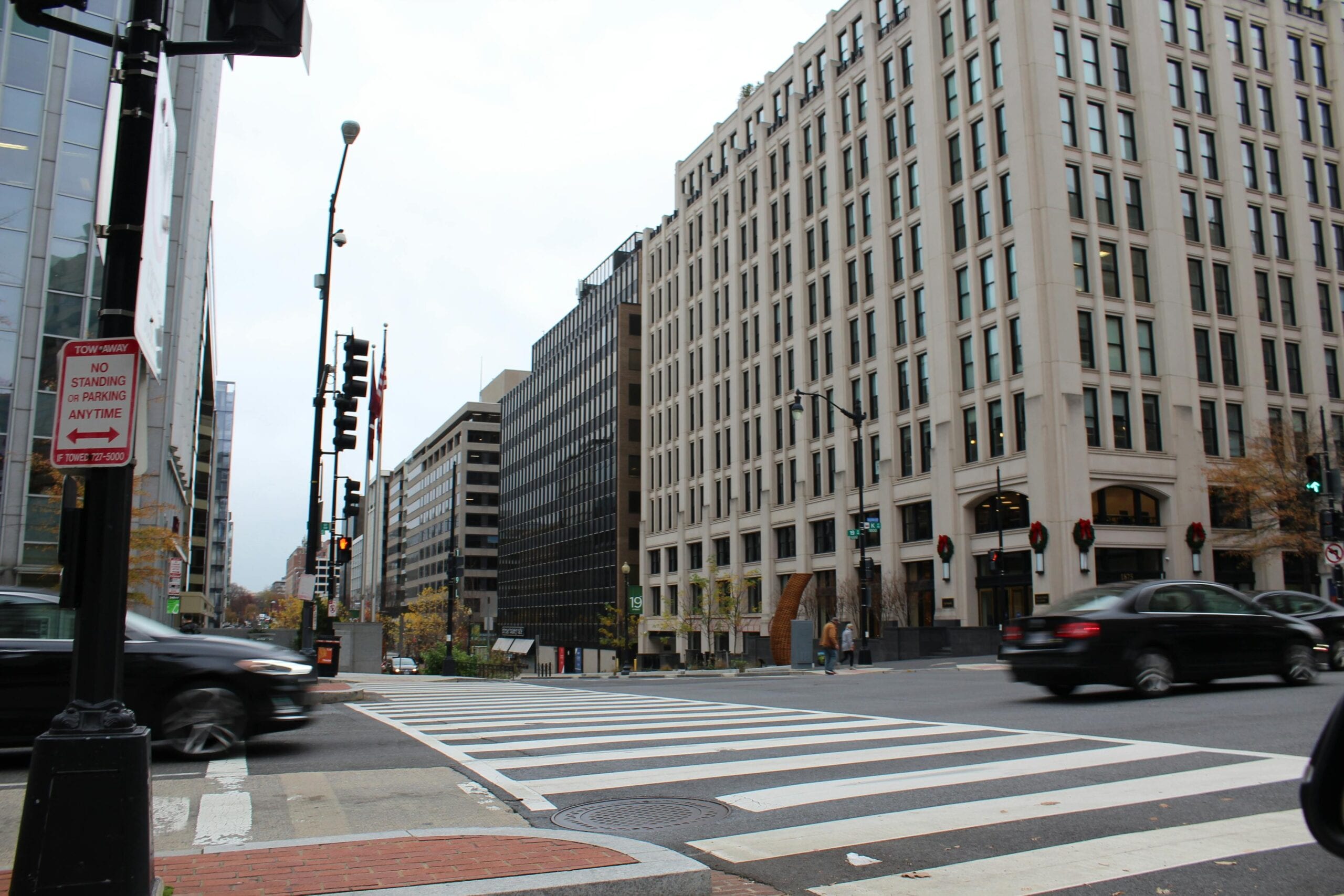 Dynamic City Street Scene In Washington, Dc Showcasing Modern Architecture And Bustling Traffic.