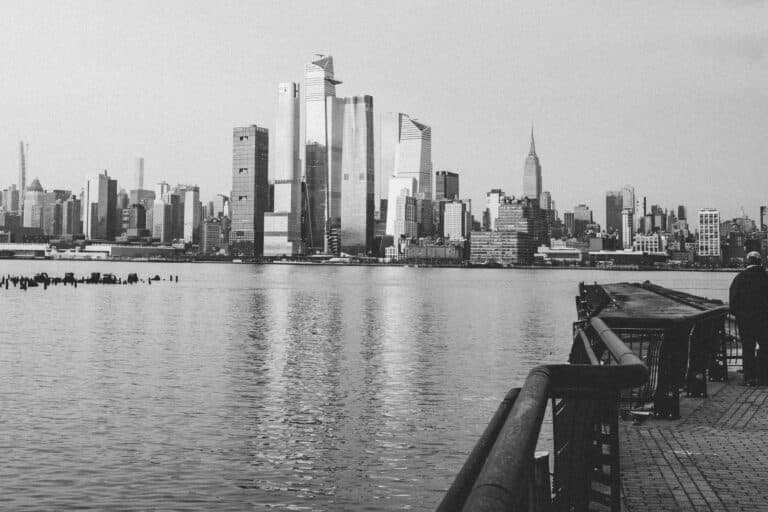 New York Blogs | Articles | News | Tips &Amp; Tricks | Video | Faq | Information | Infograph. 21 June 11, 2026 Monochrome View Of Manhattan Skyline From A Waterfront Promenade.