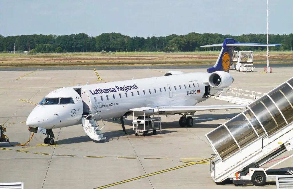 Lufthansa Regional, Cityjet, Clearance, Stairs, Tarmac, Plane, Airfield, Transport System, Jet, Pilot Regional Airport, The Airport Münster-Osnabrück, Fmo, Intra-German, Shuttle Flight, Bombardier Crj700