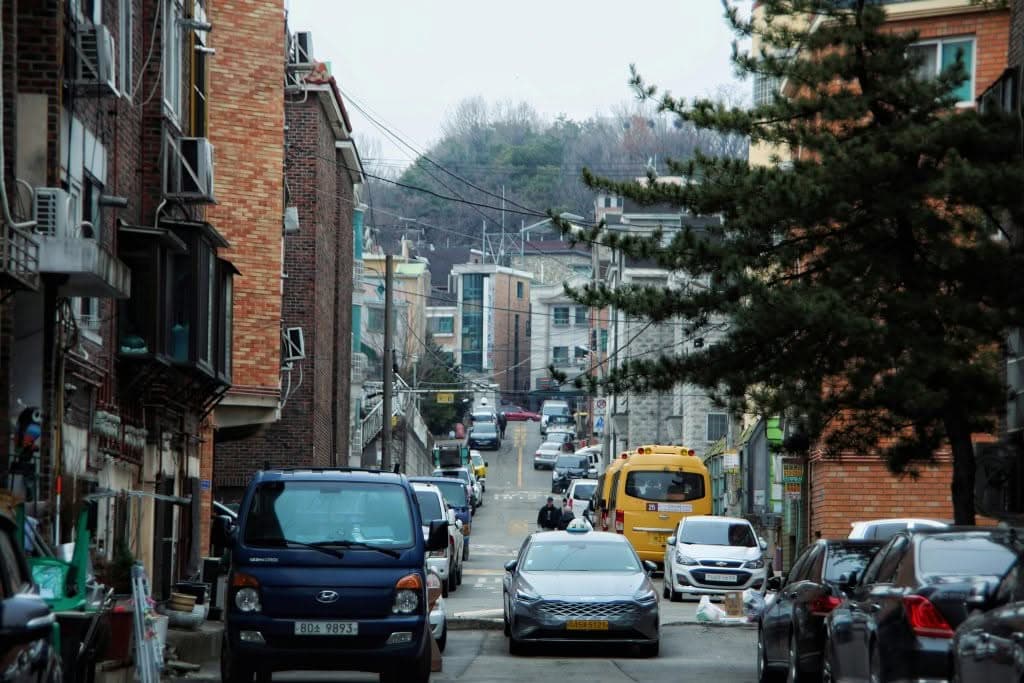 Reliable Taxi New York To Jfk Black Car Sedan At Jfk Airport Arrivals Kerb Family With Luggage
