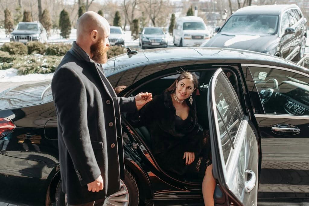 How To Book A Car Service From Manhattan To Lga Black Suv Curbside At Laguardia Airport Terminal B Pickup Zone