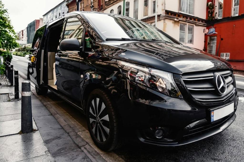 Jetblack Black Car Service At Laguardia Airport Pickup Zone Limo From Laguardia To Manhattan For Groups Black Car Sedan At Airport Pickup Zone