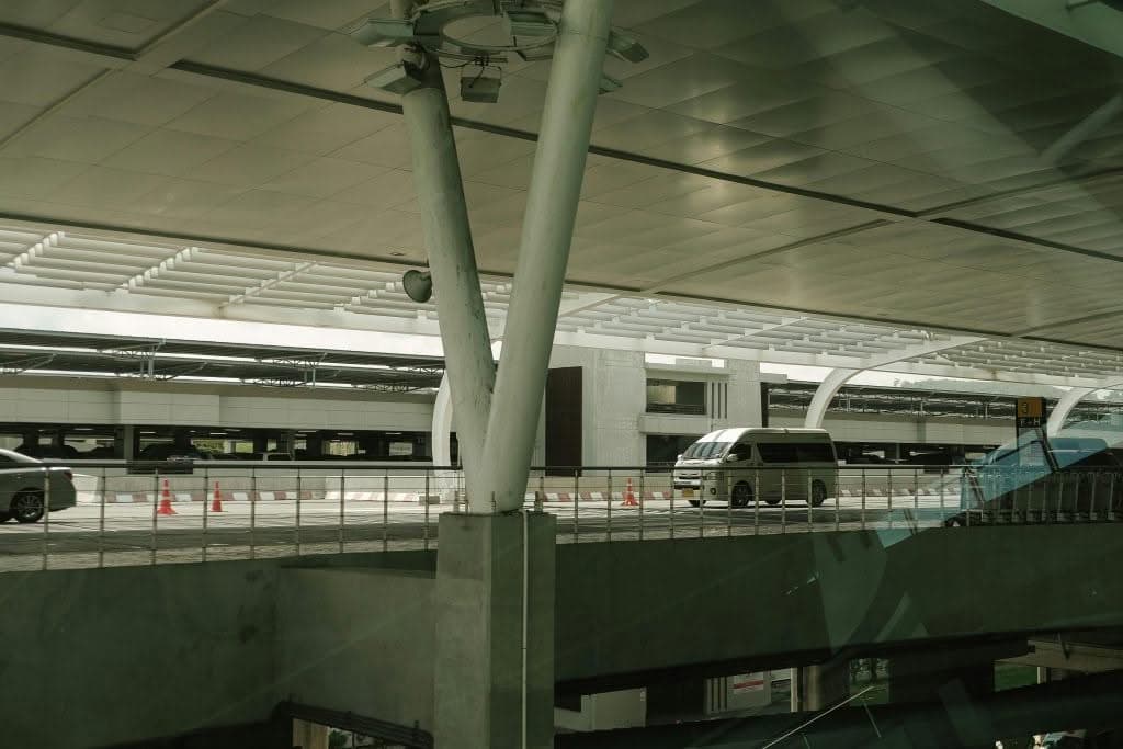 luxury cheap car service to LaGuardia family with luggage at LGA terminal