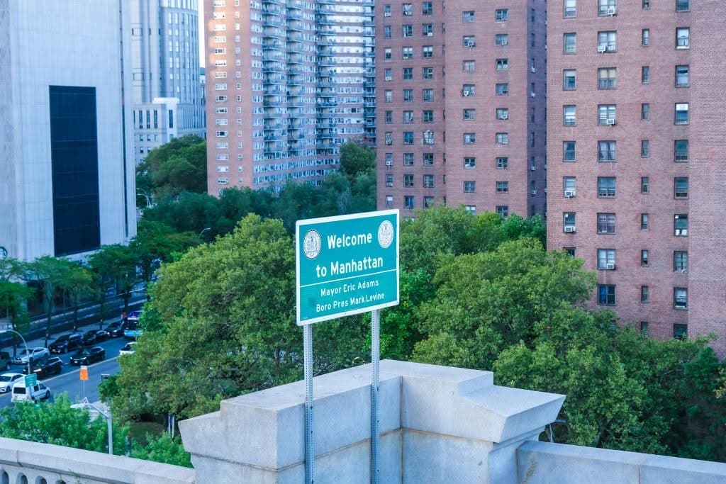  Taxi Jfk To Midtown Manhattan For Groups Boarding Luxury Sprinter Van With Luggage