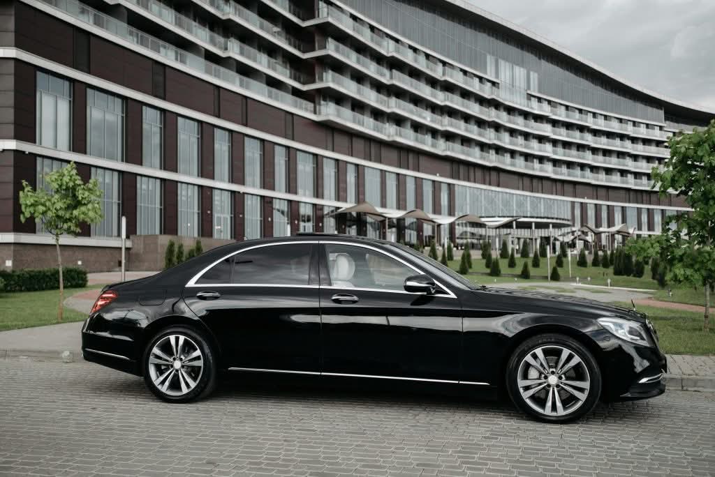 affordable car service NYC to JFK black SUV at JFK airport terminal pickup zone
