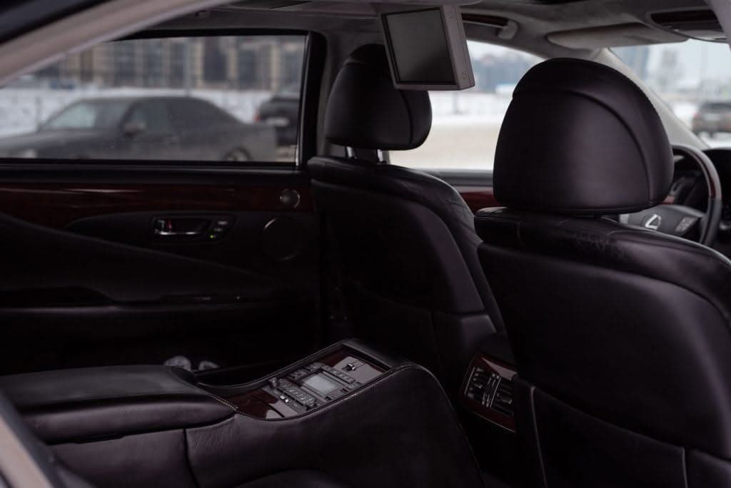 eco friendly best car service to newark airport