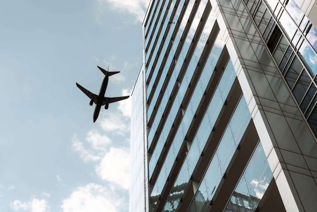 laguardia to toronto flight status