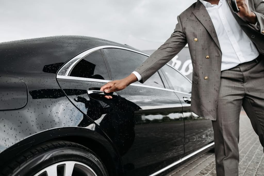 Laguardia Limos Black Sedan At Laguardia Airport Pickup Zone