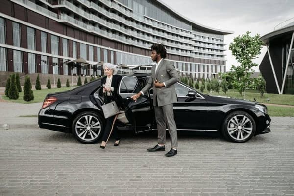 Booking guide vehicle for Manhattan to JFK cruising this Sunday afternoon